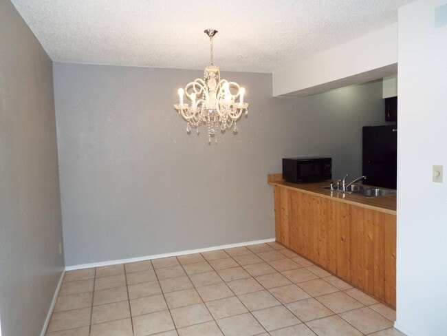 Building Photo - 1688 W Village Way