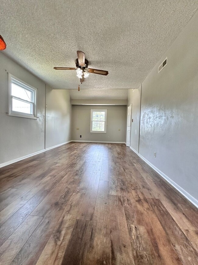 Building Photo - Pembroke Manor-4 bedroom 2.5 bath Single f...