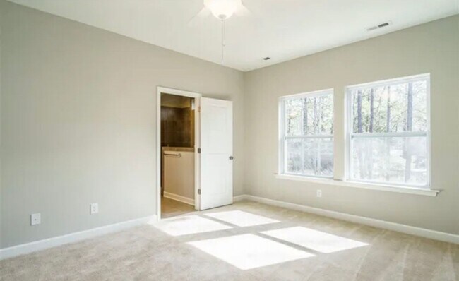 Building Photo - Beautiful & Open 4 Bedroom + 2.5 bath home with Loft!