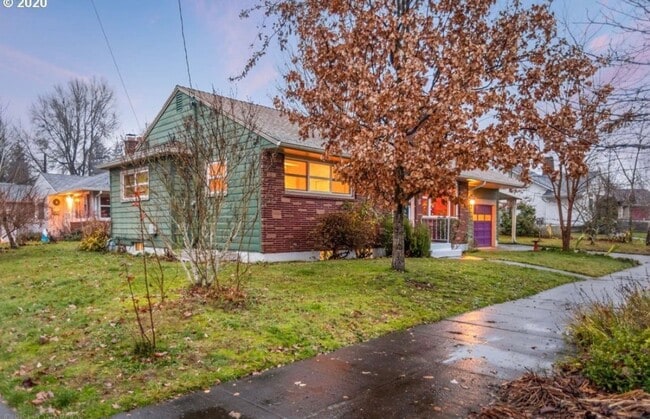 Building Photo - Spacious Home Near University of Portland