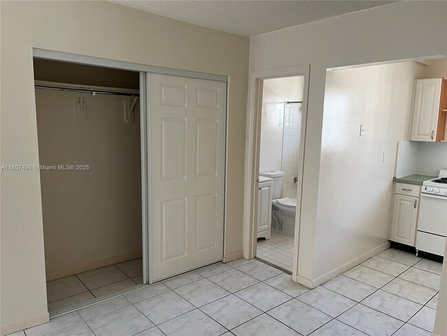 Building Photo - 960 Biarritz Dr