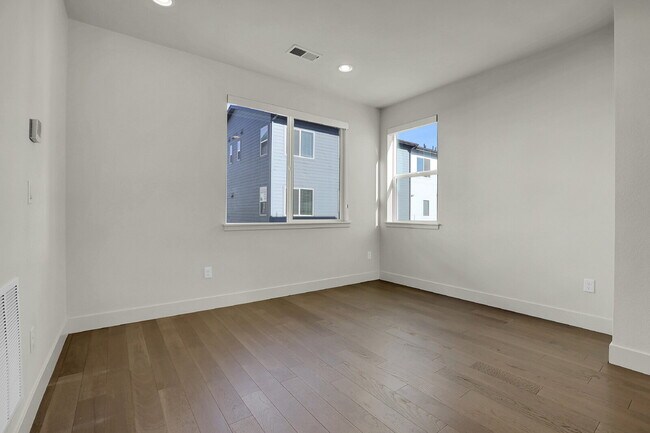 Building Photo - $2,500 - 2 Bed, 2 Full Bath Townhome In Broomfield with Central AC and In Unit Laundry!