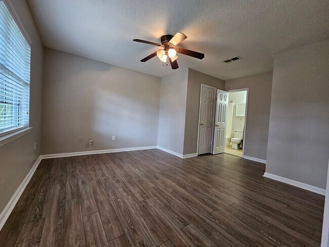 Building Photo - **Newly remodeled kitchen **  2 bedroom, 2bath Isle of Hope home with fenced in backyard and scre...
