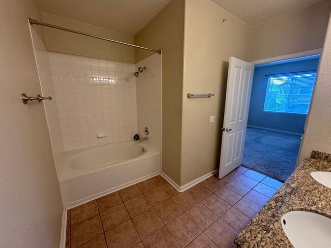 Building Photo - July 1st Move in! Top Floor 2 Bed / 2 Bath...