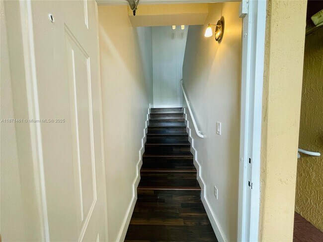 Building Photo - 6560 NW 114th Ave