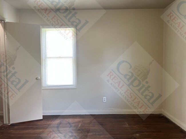 Building Photo - Spacious 3 Bedroom