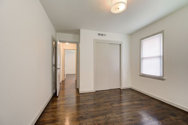 Building Photo - * * * $500 Move-In Special * * * Charming ...