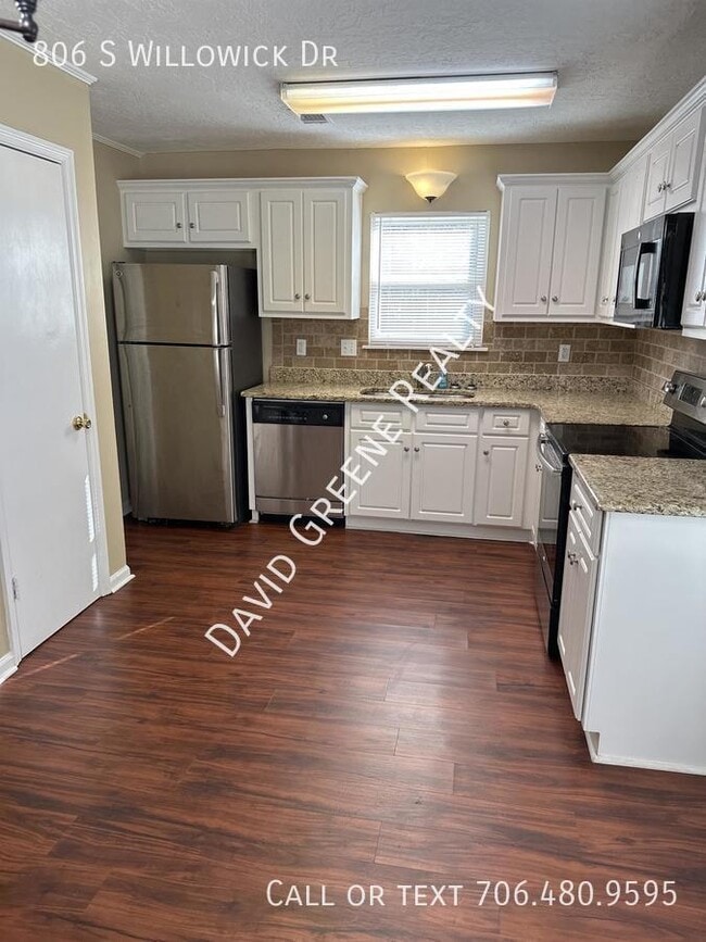 Building Photo - 806 S Willowick Dr
