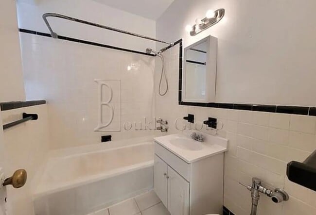 Building Photo - 1 bedroom in BAYSIDE NY 11361