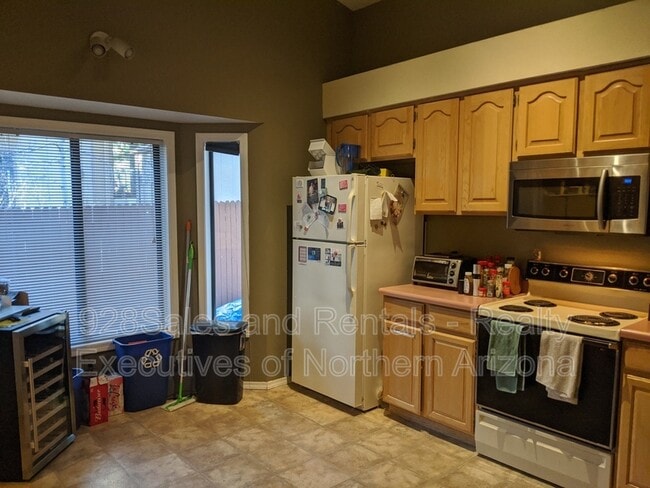 Building Photo - 1538 W University Heights Dr S