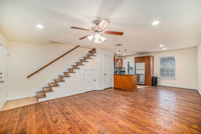 Building Photo - Charming, turnkey apartment near Oak Lawn ...