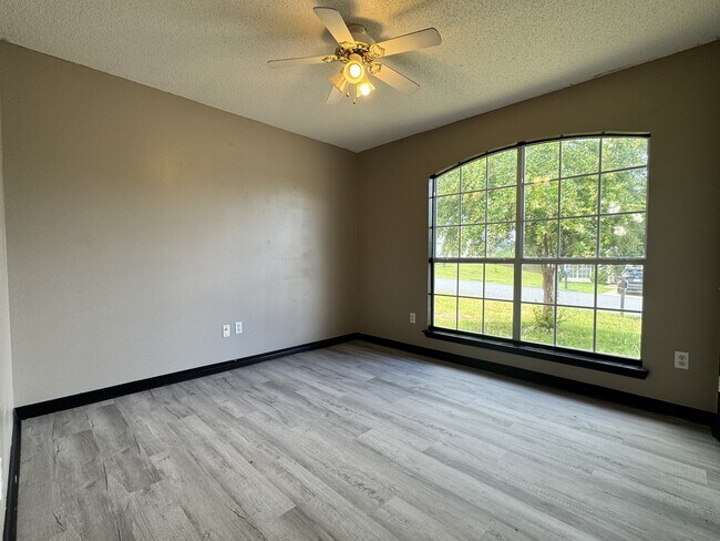 Building Photo - 322 Apple Dr