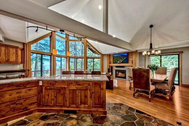 Building Photo - Gorgeous Lakeview! Pet Friendly w a Garage & AC!