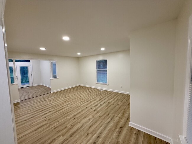 Building Photo - 140 White Oak Cir