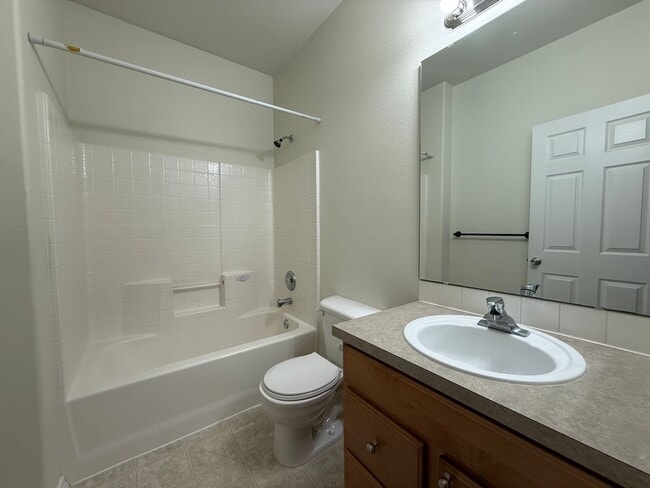 Building Photo - 4 Bed 3 Bath Gated Townhome Near Maplewood Golf