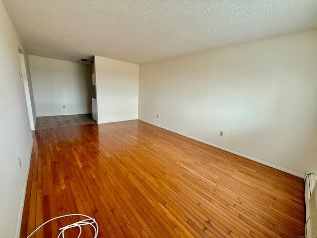 Building Photo - 1168 Main St