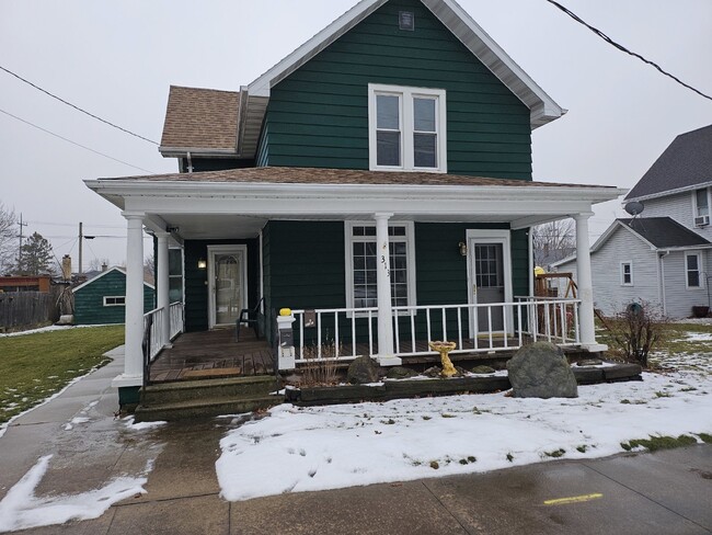 Building Photo - "Cozy 1-Bedroom Upper Duplex