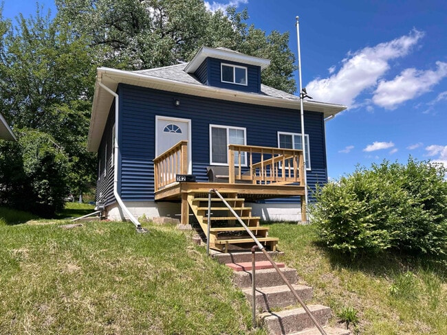 Building Photo - 142 5th St