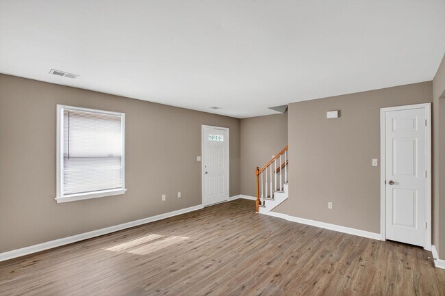 Building Photo - 2 Bedroom 2.5 Bath End Unit Townhouse in Fredericksburg