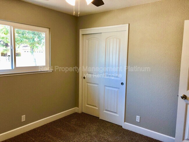 Building Photo - 3653 N Shirley Ave