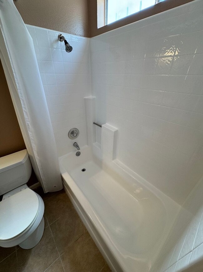 Building Photo - Move in Ready - Spacious 3 bed 2 bath Upda...