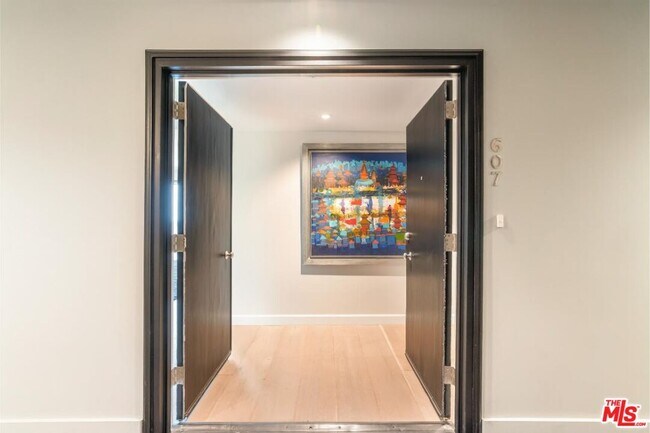 Building Photo - 818 N Doheny Dr