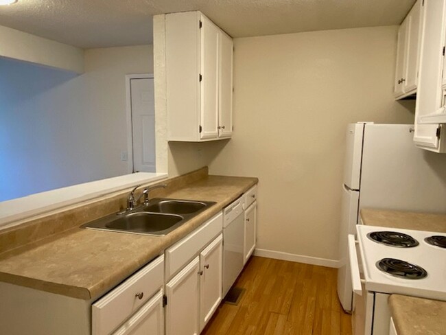 Building Photo - 10 Cougar Dr
