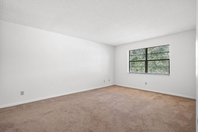 Building Photo - 2050 Oleander Blvd