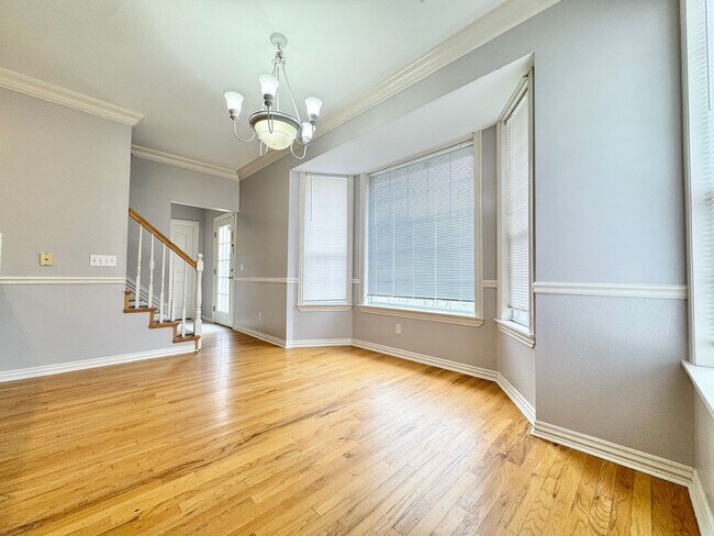 Building Photo - East Fayetteville 7 bedrooms 5 baths, VANDERGRIFF DIST - beautiful spread