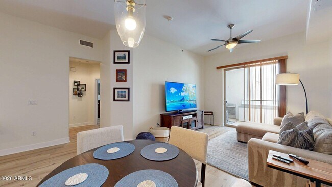 Building Photo - 945 E Playa Del Norte Dr