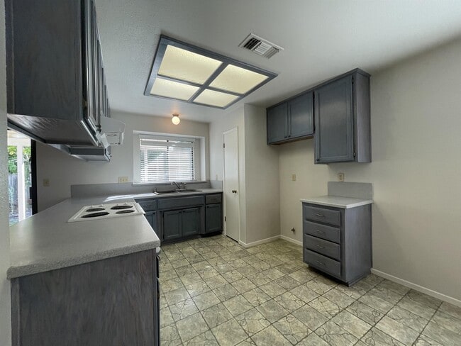 Building Photo - 1817 Heron Ln
