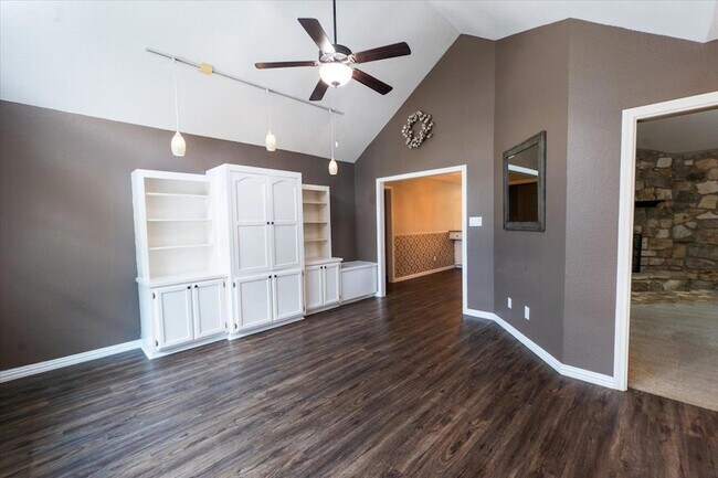 Building Photo - 300 Las Plumas Dr