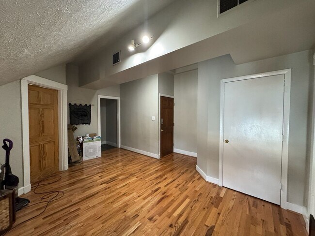 Building Photo - 26 Conklin St