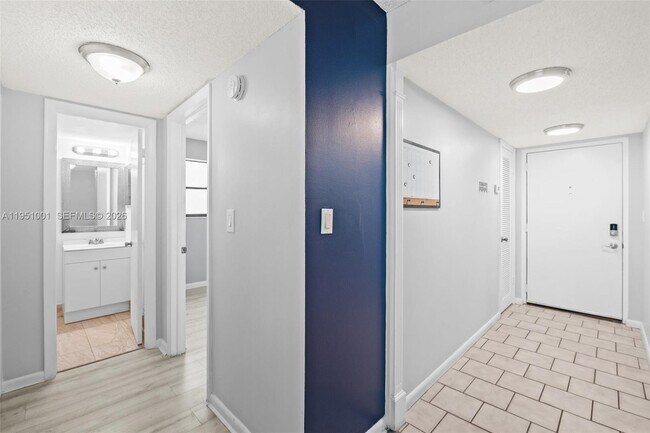 Building Photo - 2302 S Cypress Bend Dr