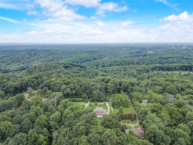 Building Photo - 8745 Old Charlotte Pike