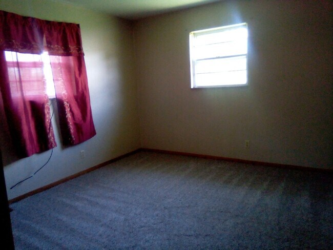 Building Photo - Knoxville 37918 - Beautiful 3 bedroom, 1.5 bath, brick rancher - Call Sharon Arnwine (865) 313-7215