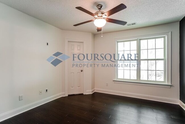 Building Photo - Townhome | Washer/ Dryer Included | Privat...
