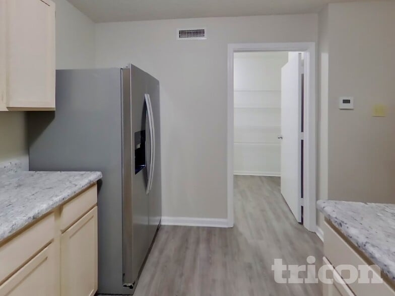 Building Photo - 5956 Portman Pl