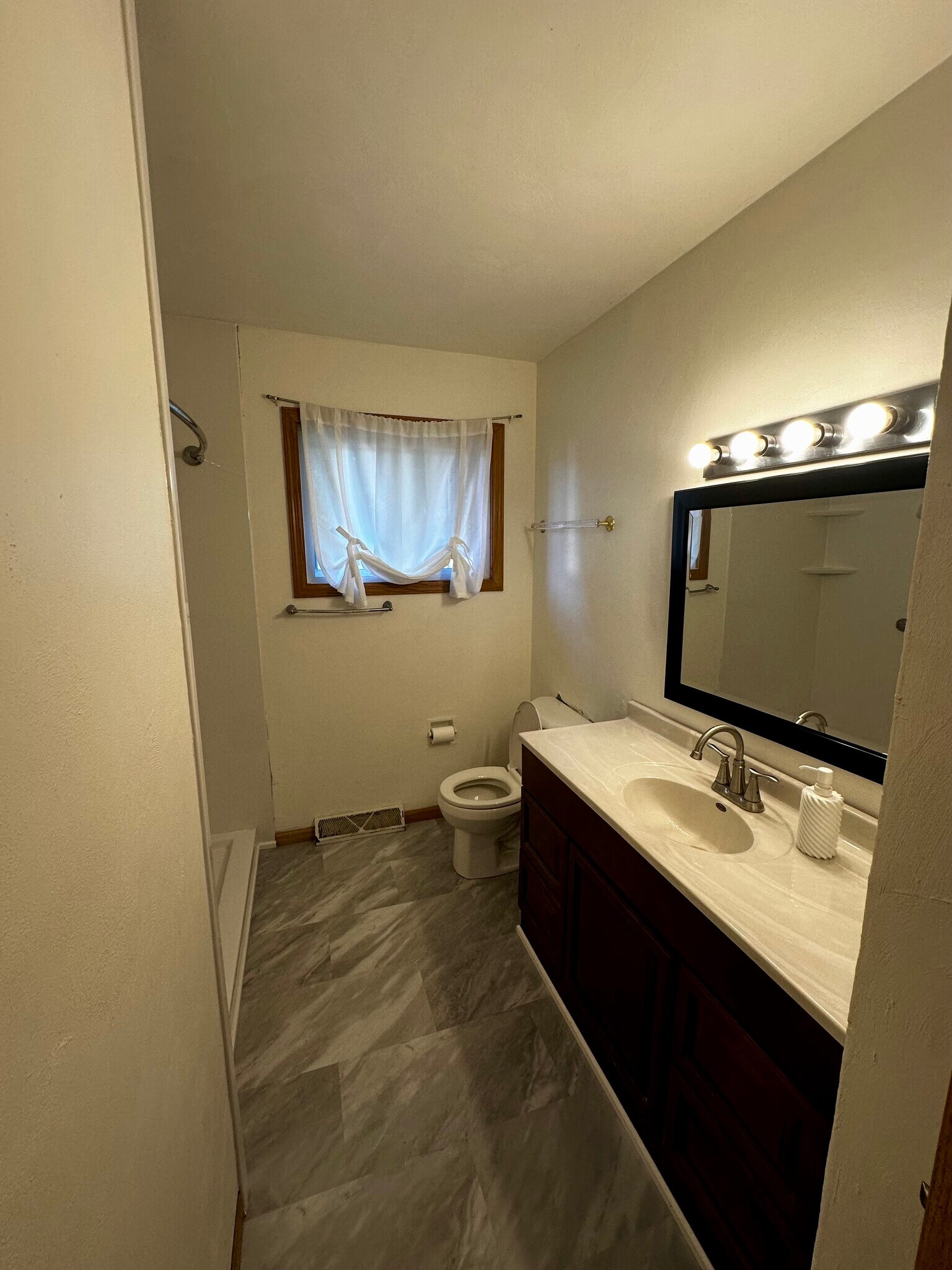 Building Photo - 4011 David Rd