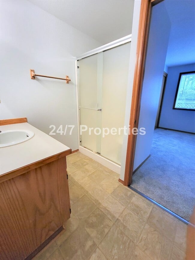 Building Photo - Updated 3BD | 2BA Home with Garage & Large Deck - Hillsboro