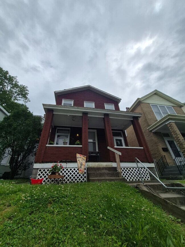 Building Photo - 215 Elm St
