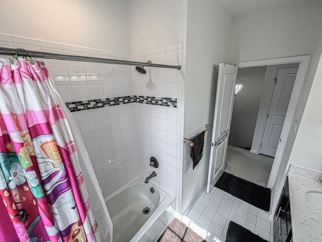 Building Photo - Stunning and Spacious 3 Bed, 2.5 Bath End-...