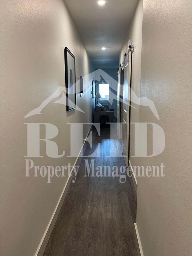 Building Photo - FURNISHED 1 BEDROOM 1 BATH APARTMENT  - BREMERTON