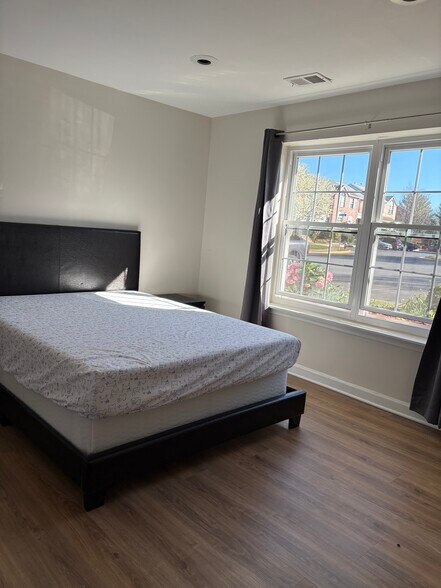 Building Photo - 21082 Gladstone Dr