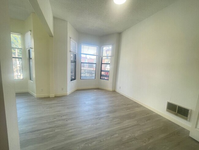 Building Photo - 558 BROADWAY-1