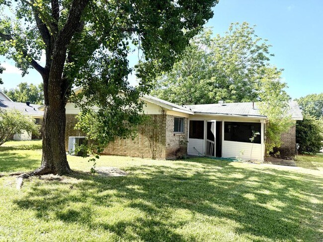 Building Photo - 2513 Tilman Dr