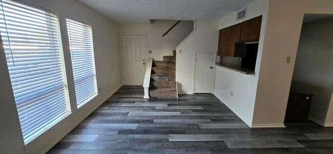 Building Photo - Tour Today! Newly Updated 2/1.5 Townhome i...