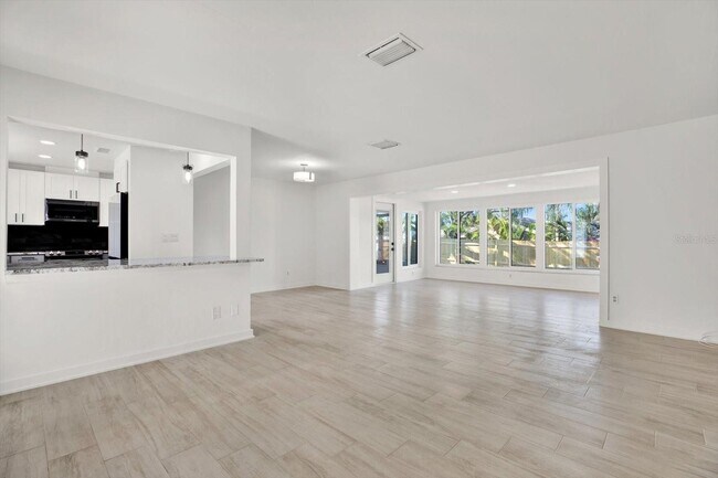 Building Photo - 1346 Hill Dr