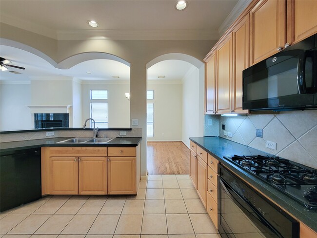 Building Photo - 604 Reinerman St
