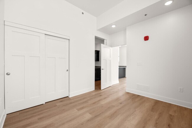 Building Photo - 301 N Mulberry St